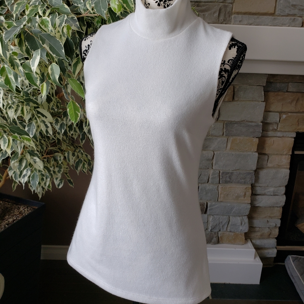 Frank Lyman white sleeveless blouse - Picture 2 of 7